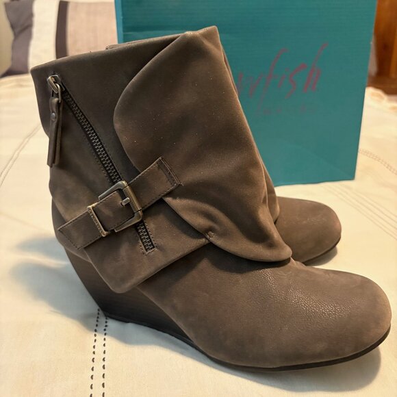 Blowfish Bilocate Grey Fawn Belted Wedge Boots - SIZE 9 M - Picture 1 of 4